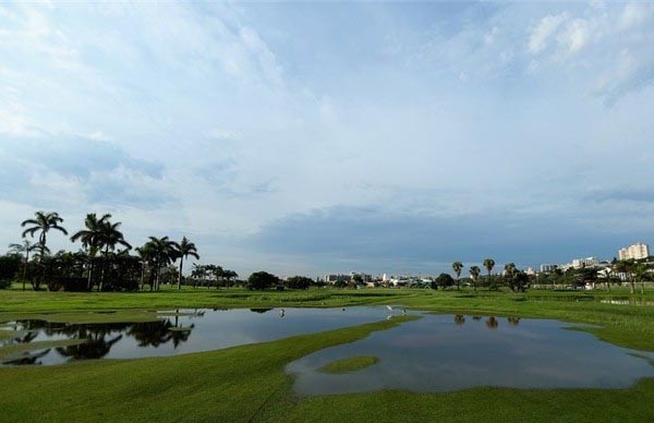 O campo de golfe do Royal Durban fica abaixo do nível do mar e não resistiu a tanta chuva