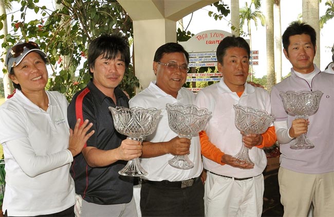 Ruriko entrega troféus aos campeões: jogadora foi a patrocinadora do torneio no Lago Azul Golfe Clube