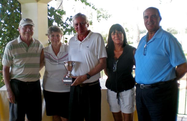    Alfredo de Larrea (dir.) entrega prêmios no Lago Azul: dedicação ao golfe sênior