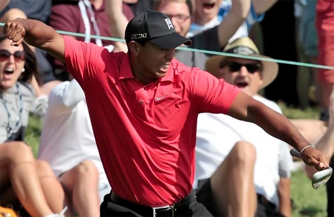 Tiger comemora à moda antiga: vitória no torneio de golfe de Nicklaus mostrou o campeão adormecido