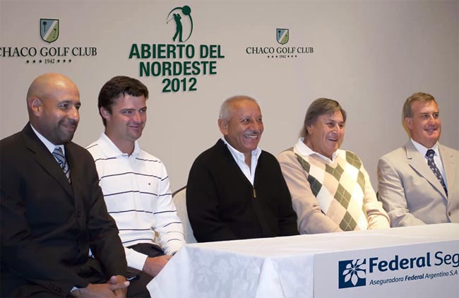 Com Vicente Fernandez, o Chino, ao centro, o lançamento oficial do torneio de golfe do Tour das Américas