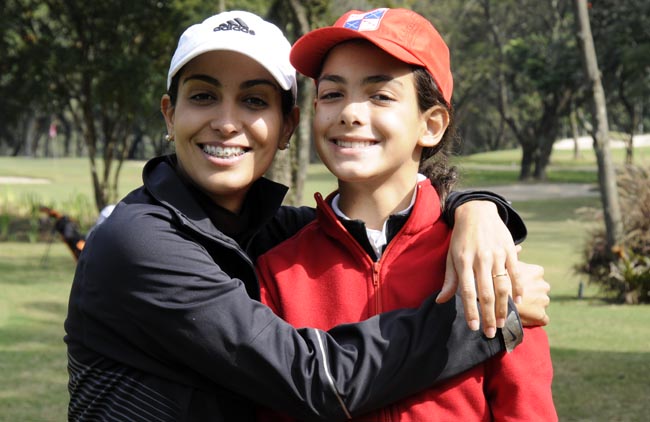 Vicky: com a irmã, Eduarda, em sua estréia em torneios de golfe oficiais, na Copa Ricardo Rossi de 2011