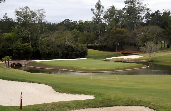 Buraco 14 do Terras de São José: reunindo torcedores sádicos, como no buraco 17 do TPC Sawgrass