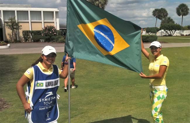    Nathalie, de caddie, e Vicky Alimonda: Brasil volta a ter lugar no golfe profissional feminino dos EUA