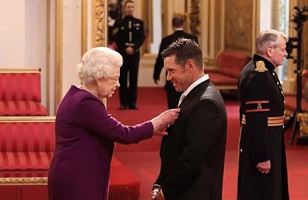    Rainha Elizabeth dá medalha para Lee Westwood, em cerimônia no Palácio de Buckingham 