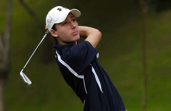 Clarke: jogando abaixo do par para liderar Campeonato Brasileiro Juvenil de Golfe por duas tacadas