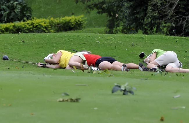 Salve-se quem puder: golfistas deitam no chão para escapar do vendaval