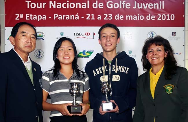 Arata Hara e Cida Palmberg entregam os troféus aos campeões da etapa do Tour Nacional de Golfe Juvenil. Foto: Zeca Resendes