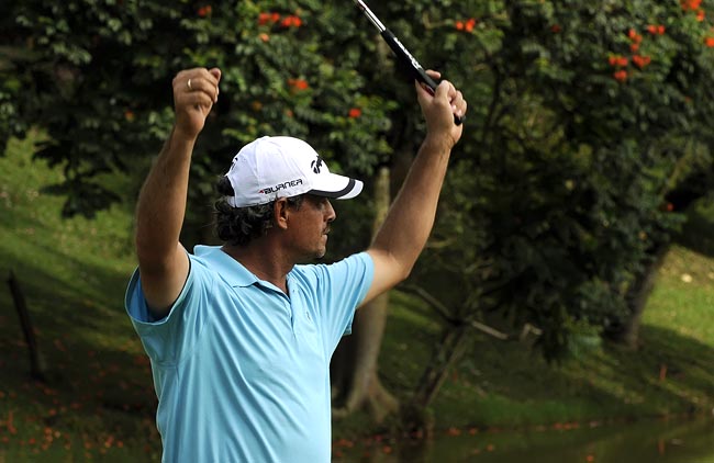 Carlos Franco comemora terceiro lugar parcial em torneio de golfe