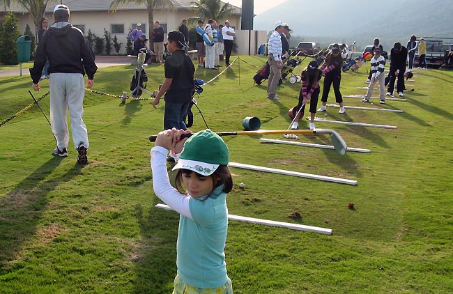 Crianças participam de treino do Golf Nota 10 no campo de Serra do Japi