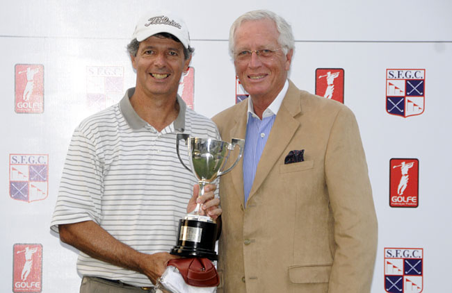 Roberto Gomez recebe o troféu de campeão de Richard Conolly: heptcampeão do Aberto de Golfe do São Fernando