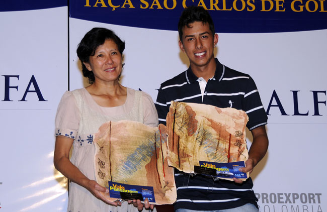 Ruriko Nakamura e Ivan Tsukazan: campeões do Aberto de golfe em São Carlos