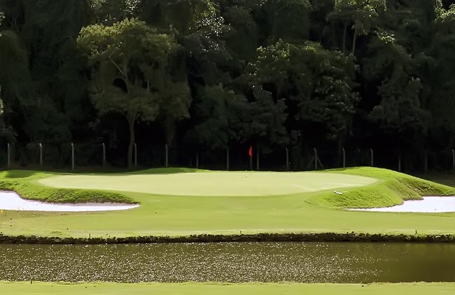 São Fernando Golf Club: percurso desafiador em área de mata preservada