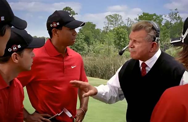 Tiger Woods recebe instruções de 
Mike Ditka, ex-coach  da NFL: bom humor no vídeo de golfe