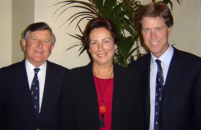 Vicky Whyte, em homenagem recebida na Escócia, em2005, entre David Harrison, presidente do R&A e Fred Ridley, presidente USGA