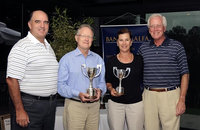   Fulford e Lúcia, entre Alfredo de Larrea e Richard Conolly: campeões do Aberto Sênior do SFGC