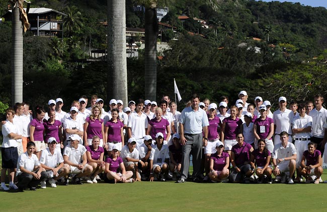 NIck Faldo com os golfistas da final de 2010, no Rio: revelando campeões