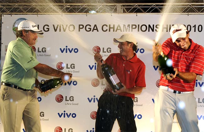 Carlos Franco, Ronaldo Francisco e Luciano Giometti comemoram 
no pódio do golfe