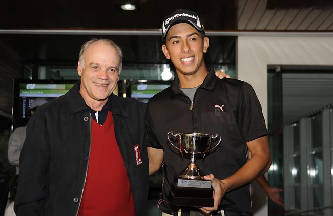 Manuel Gama entregra troféu de campeão para Ivan Tsukazan: golfe paulista em alta