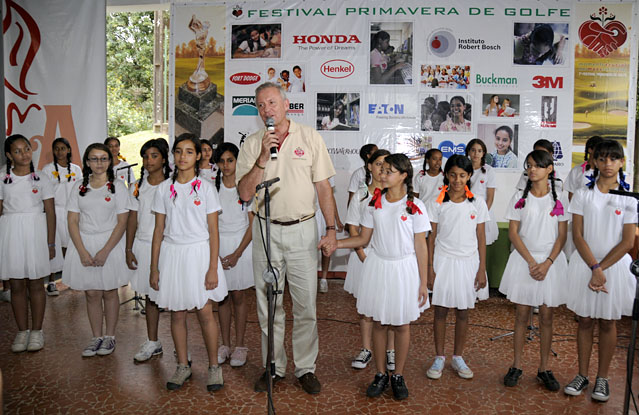 Meninas do Grupo Primavera no torneio de golfe de 2009: trabalho social exemplar