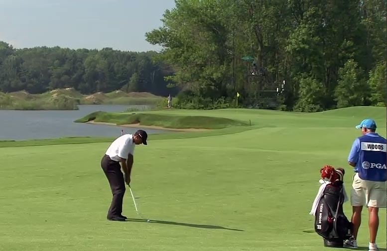 Tiger Woods começou o dia com trrês birdies, mas depois se perdeu em campo