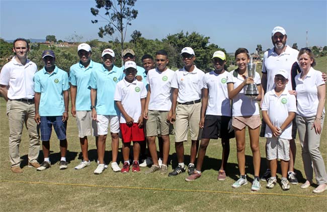 Meninos de Japeri com Michael White e representantes do RandA